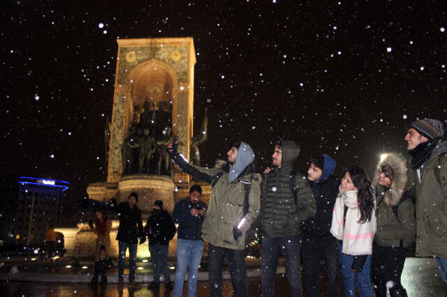 Yoğun Kar Yağışı Sonrası İstanbul Beyaza Büründü