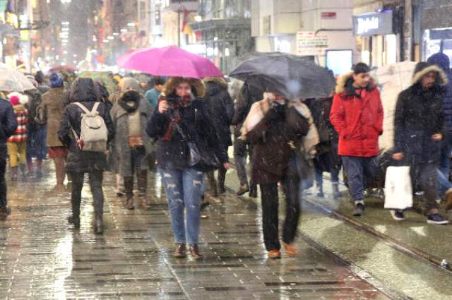 Yoğun Kar Yağışı Sonrası İstanbul Beyaza Büründü