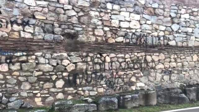 2 Bin Yıllık Surlara Sprey Boyayla Yazı Yazdılar