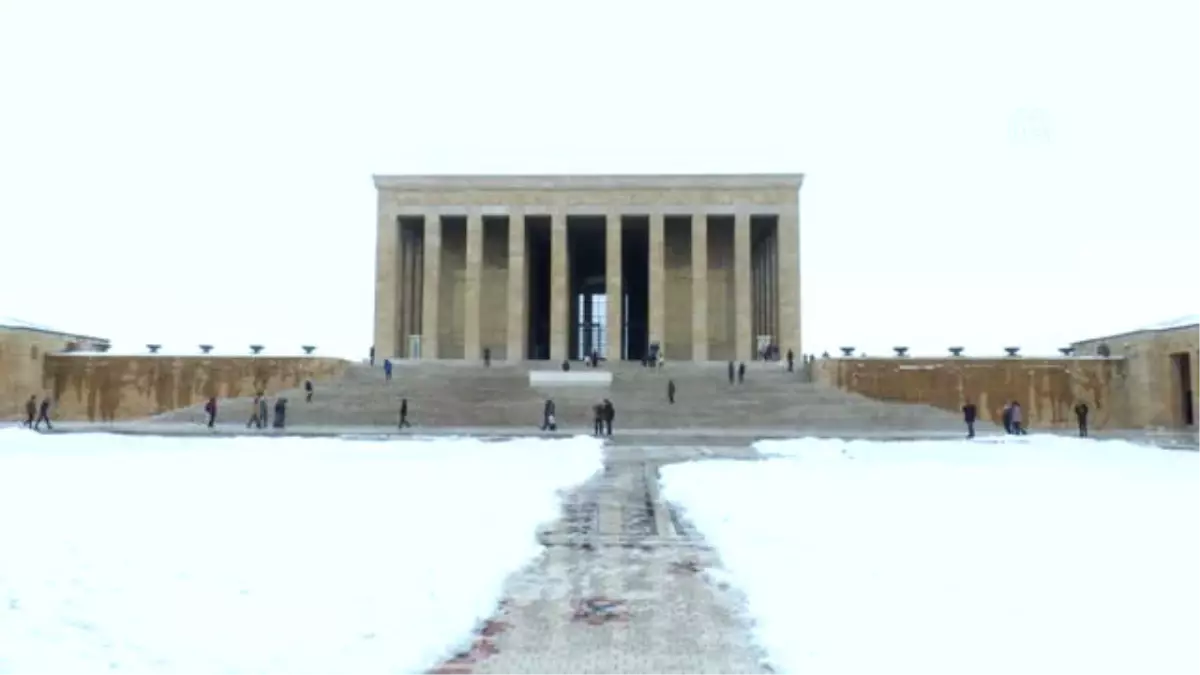 Amber Türkmen'den Anıtkabir'i Ziyaret