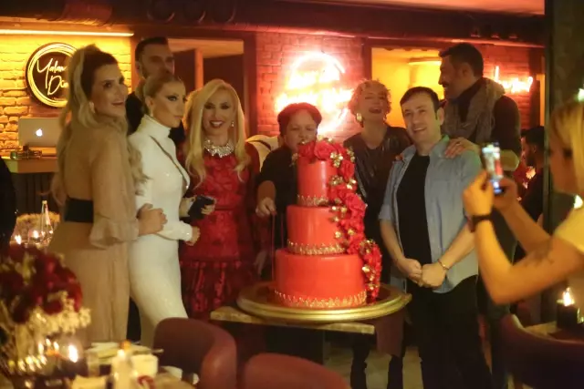 Dostları Yalnız Bırakmadı ! Aşk Acısı'na Kutlama… Dostları Yalnız Bırakmadı ! Aşk Acısı'na Kutlama…