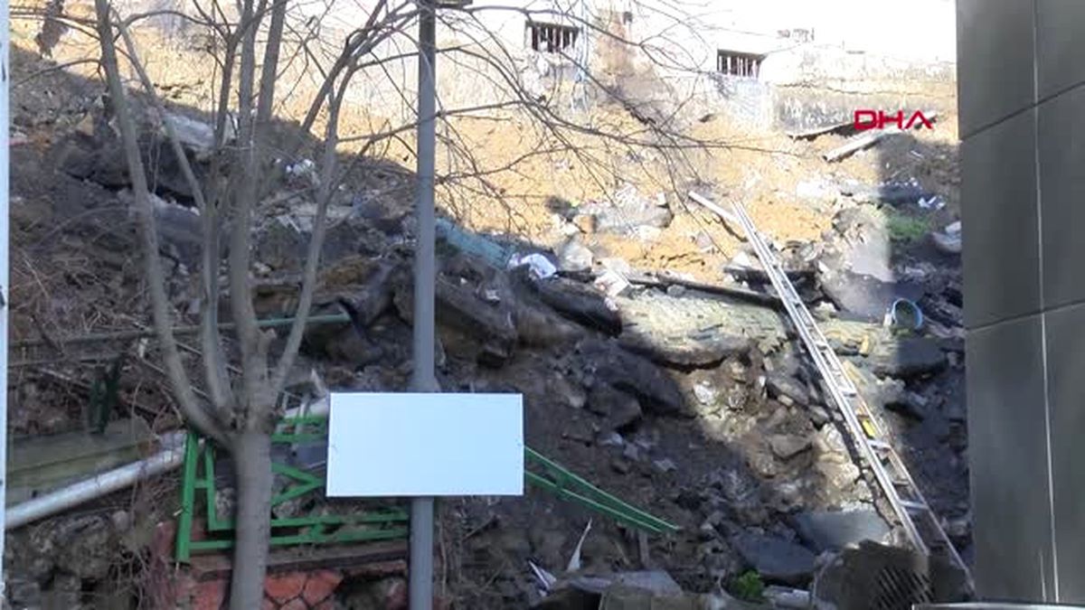 Eyüp Devlet Hastanesi'nin Arkasında Bulunan İstinat Duvarı Çöktü
