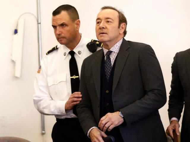 İki Oscar Ödüllü Oyuncu Kevin Spacey, 18 Yaşında Bir Erkeğe Taciz Etmek Suçunda Hakim Karşısına Çıktı