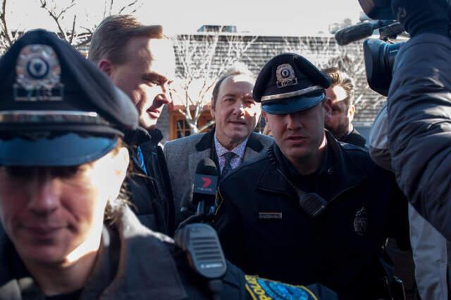 İki Oscar Ödüllü Oyuncu Kevin Spacey, 18 Yaşında Bir Erkeğe Taciz Etmek Suçunda Hakim Karşısına Çıktı