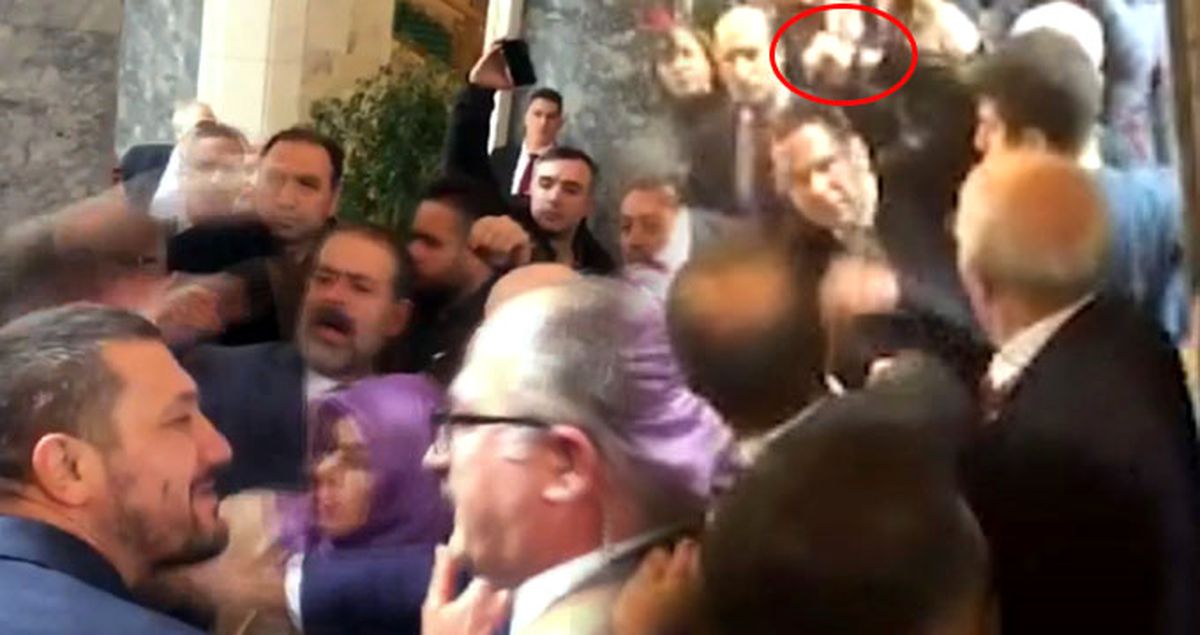 Meclis Koridorlarında AK Parti ve HDP'li Vekiller Arasında Yumruklu Kavga
