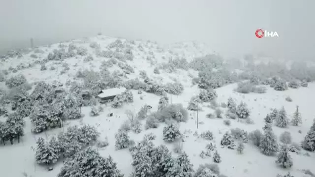 Spil Dağı Milli Parkı�nda Kar Kalınlığı Yer Yer 50 Santimetreye Ulaştı