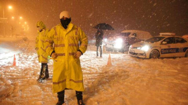 Türkiye'yi Etkisi Altına Alan Kar Yağışı Sonrası Çok Sayıda Araç Yolda Kaldı