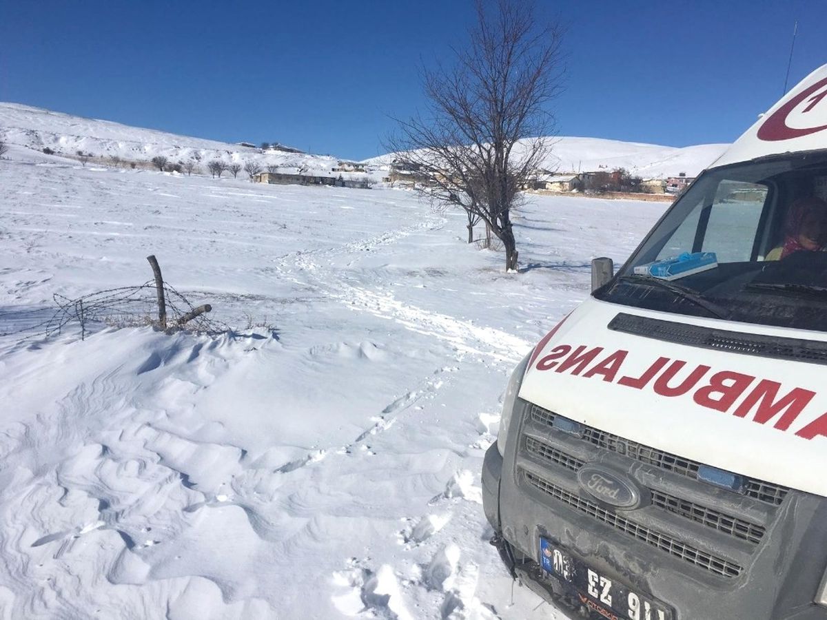 112 Ekibi Mahsur Hastayı Sedyeyle 2 Kilometre Taşıdı