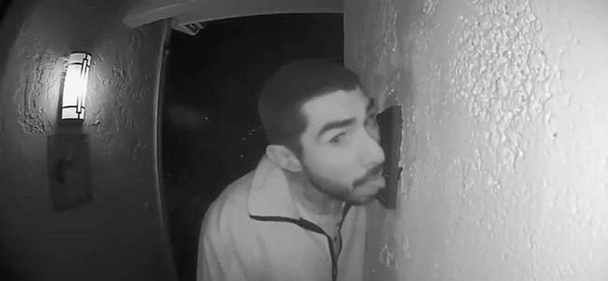 ABD Polisi, 3 Saat Boyunca Kapı Zilini Yalayan Adamı Arıyor