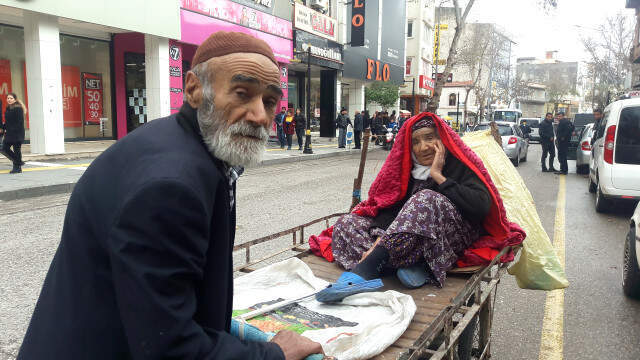Dondurucu Soğukta Ayağında Terlik ile Kardeşini El Arabasının Üzerinde Taşıyan 74 Yaşındaki Dedeyi...