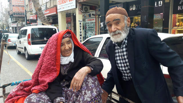 Dondurucu Soğukta Ayağında Terlikle, Kardeşini El Arabasında Taşıyan Dede Yürekleri Burktu