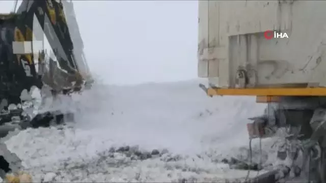Erzurum'da Tipi Nedeniyle Çok Sayıda Araç Yolda Kaldı
