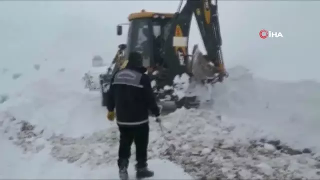 Erzurum'da Tipi Nedeniyle Çok Sayıda Araç Yolda Kaldı