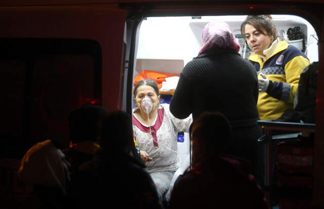 Evinde Yangın Çıkan Yaşlı Çifti Komşuları Kurtardı