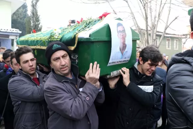 Feci Kazada Can Veren Baba ve Çocukları Son Yolculuklarına Uğurlandı Feci Kazada Can Veren Baba ve Çocukları Son Yolculuklarına Uğurlandı