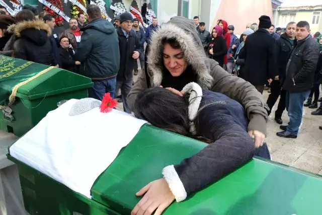 Feci Kazada Can Veren Baba ve Çocukları Son Yolculuklarına Uğurlandı Feci Kazada Can Veren Baba ve Çocukları Son Yolculuklarına Uğurlandı