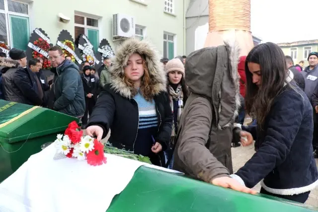 Feci Kazada Can Veren Baba ve Çocukları Son Yolculuklarına Uğurlandı Feci Kazada Can Veren Baba ve Çocukları Son Yolculuklarına Uğurlandı