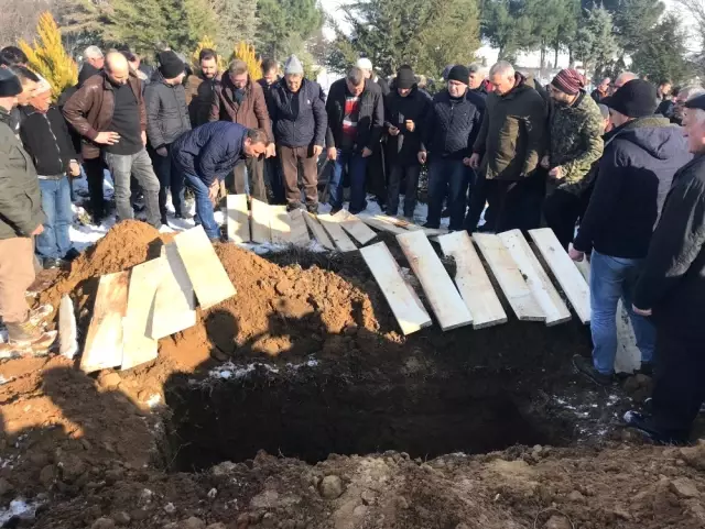Feci Kazada Can Veren Öner Çifti Son Yolculuklarına Uğurlandı Feci Kazada Can Veren Öner Çifti Son Yolculuklarına Uğurlandı