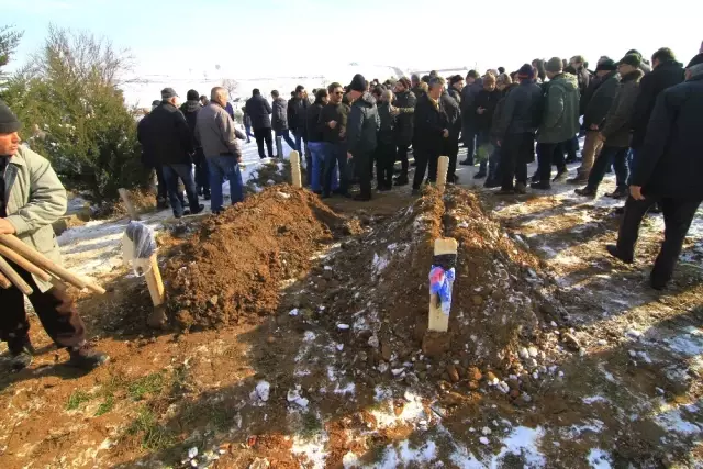 Feci Kazada Can Veren Öner Çifti Son Yolculuklarına Uğurlandı Feci Kazada Can Veren Öner Çifti Son Yolculuklarına Uğurlandı