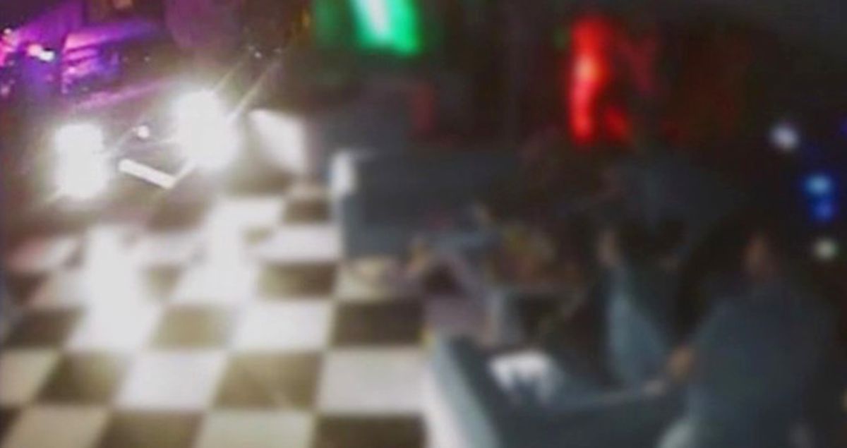 Gece Kulübünden Kovulan Genç Adam, İntikam Almak İçin Lüks Aracıyla Mekana Daldı! O Anlar Kamerada