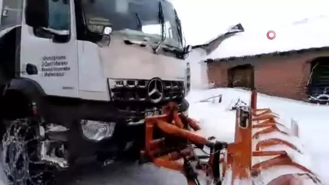 Gümüşhane'de Kapanan Köy Yollarının Yüzde 73'ü 12 Saatte Açıldı Gümüşhane'de Kapanan Köy Yollarının Yüzde 73'ü 12 Saatte Açıldı