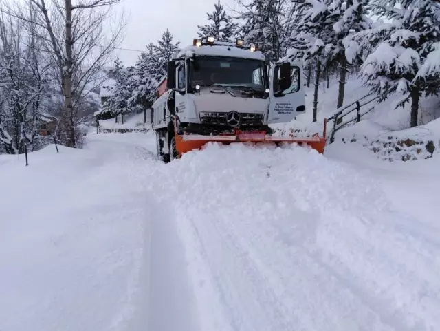 Gümüşhane'de Kapanan Köy Yollarının Yüzde 73'ü 12 Saatte Açıldı Gümüşhane'de Kapanan Köy Yollarının Yüzde 73'ü 12 Saatte Açıldı