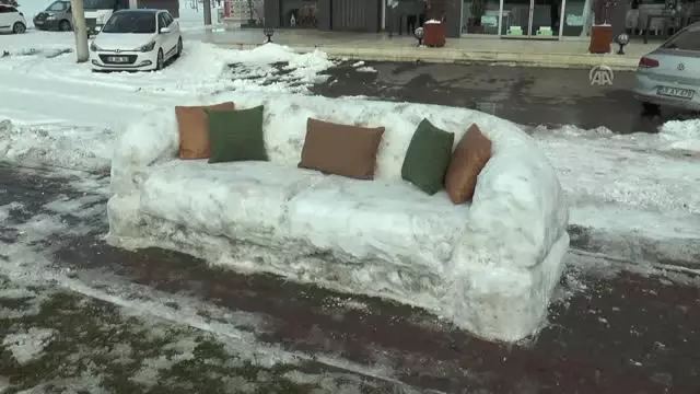 Kardan Kanepe Yapıp Üstünde Çay İçtiler Kardan Kanepe Yapıp Üstünde Çay İçtiler