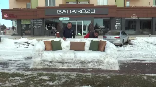 Kardan Kanepe Yapıp Üstünde Çay İçtiler Kardan Kanepe Yapıp Üstünde Çay İçtiler
