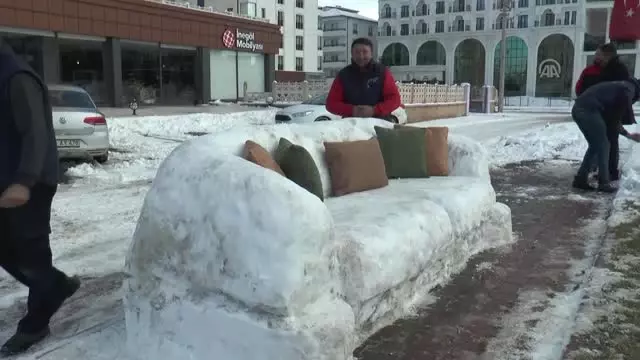 Kardan Kanepe Yapıp Üstünde Çay İçtiler Kardan Kanepe Yapıp Üstünde Çay İçtiler