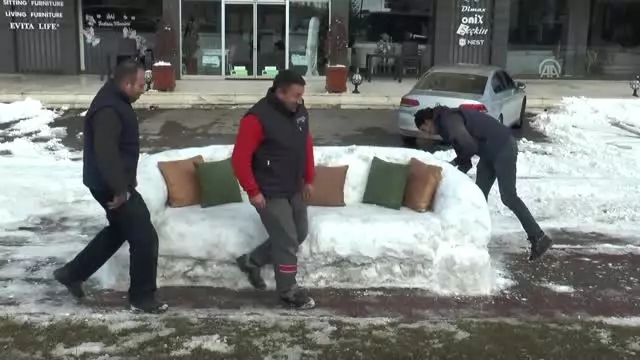 Kardan Kanepe Yapıp Üstünde Çay İçtiler Kardan Kanepe Yapıp Üstünde Çay İçtiler
