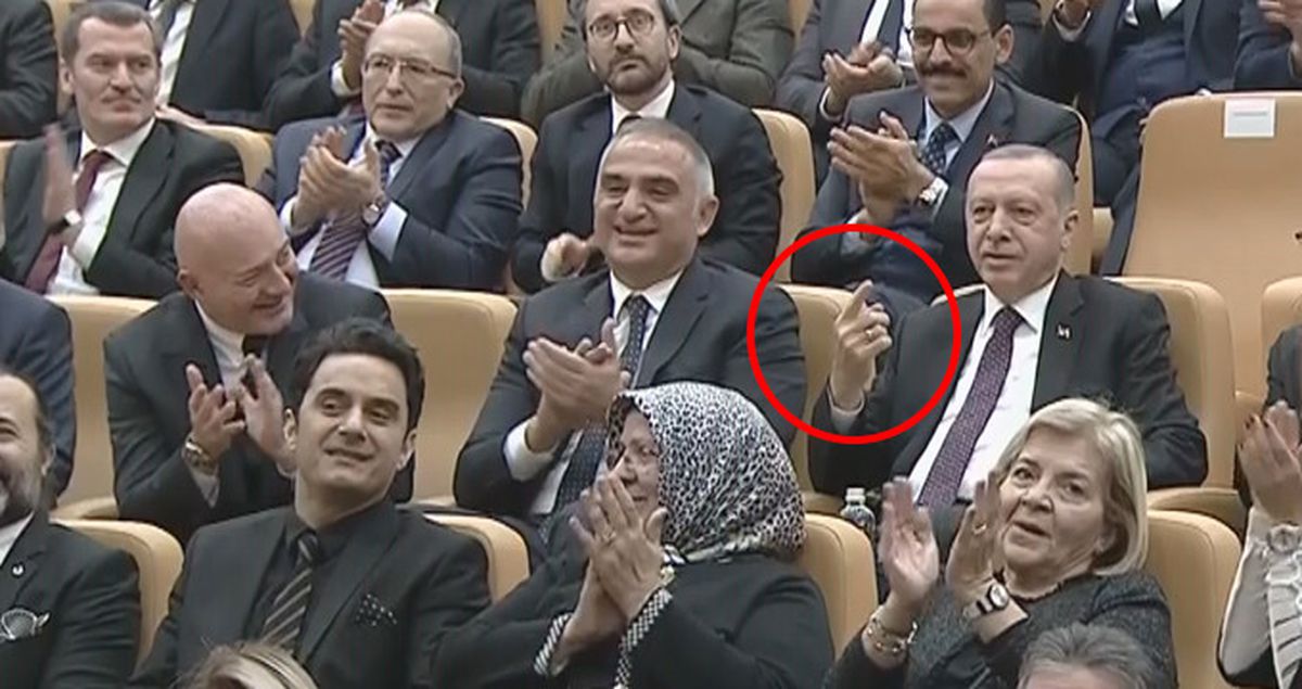 Cumhurbaşkanı Erdoğan, Sahneden İnmek Üzere Olan Sanatçıdan Bir Parça Daha İstedi