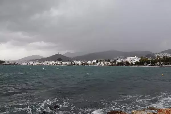 Fırtına ve Yağmur Bodrumlulara Zor Anlar Yaşattı