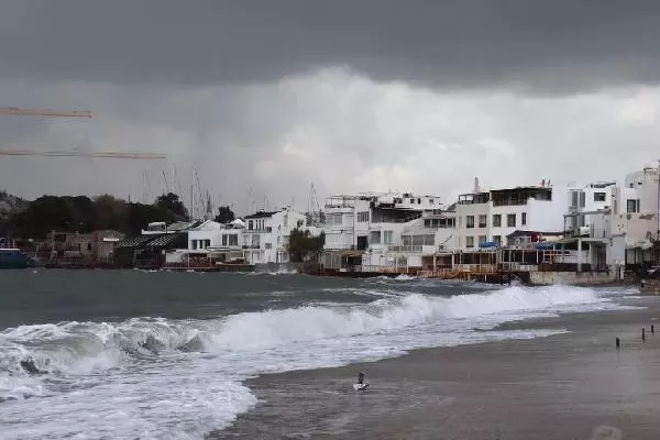 Fırtına ve Yağmur Bodrumlulara Zor Anlar Yaşattı