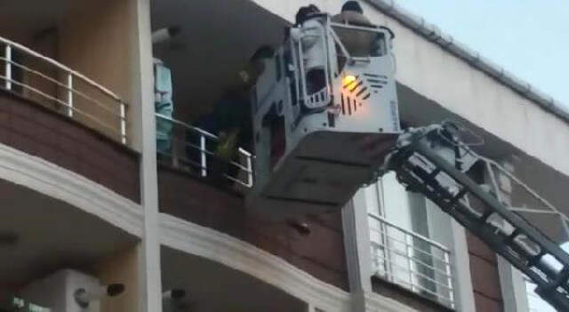 İstanbul'da Bir Apartmanda Yangın Çıktı, 14 Kişi Balkonda Mahsur Kaldı! Vatandaşların Kurtarılma Anı Kamerada