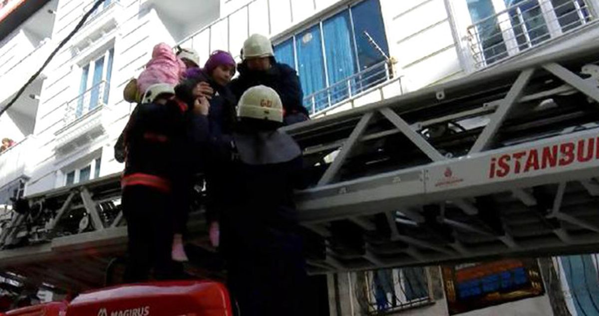 İstanbul'da Bir Apartmanda Yangın Çıktı, 14 Kişi Balkonda Mahsur Kaldı! Vatandaşların Kurtarılma Anı Kamerada