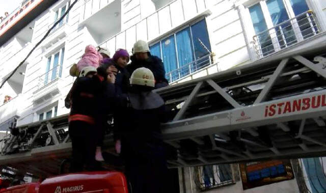 İstanbul'da Bir Apartmanda Yangın Çıktı, 14 Kişi Balkonda Mahsur Kaldı! Vatandaşların Kurtarılma Anı Kamerada
