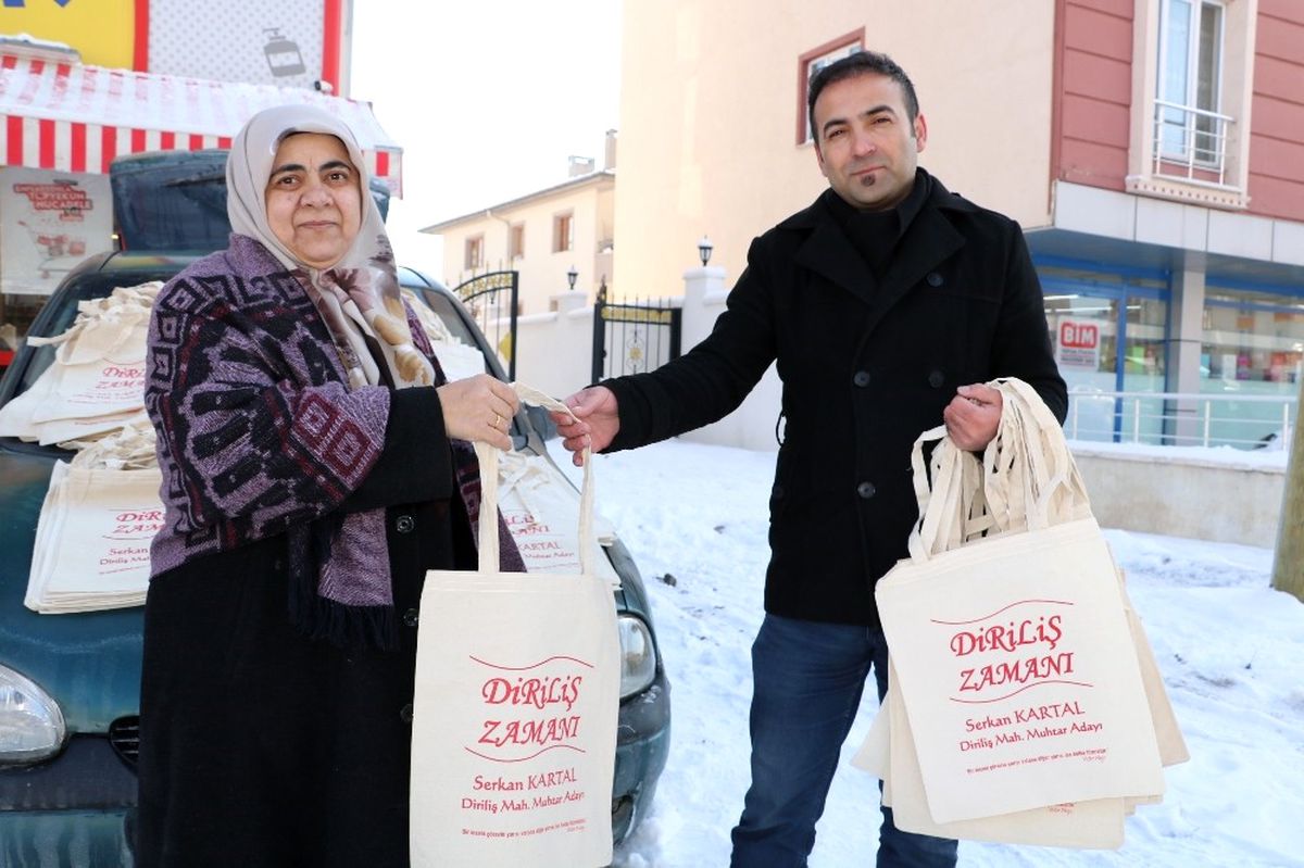 Muhtar Adayı Poşeti Fırsata Çevirdi