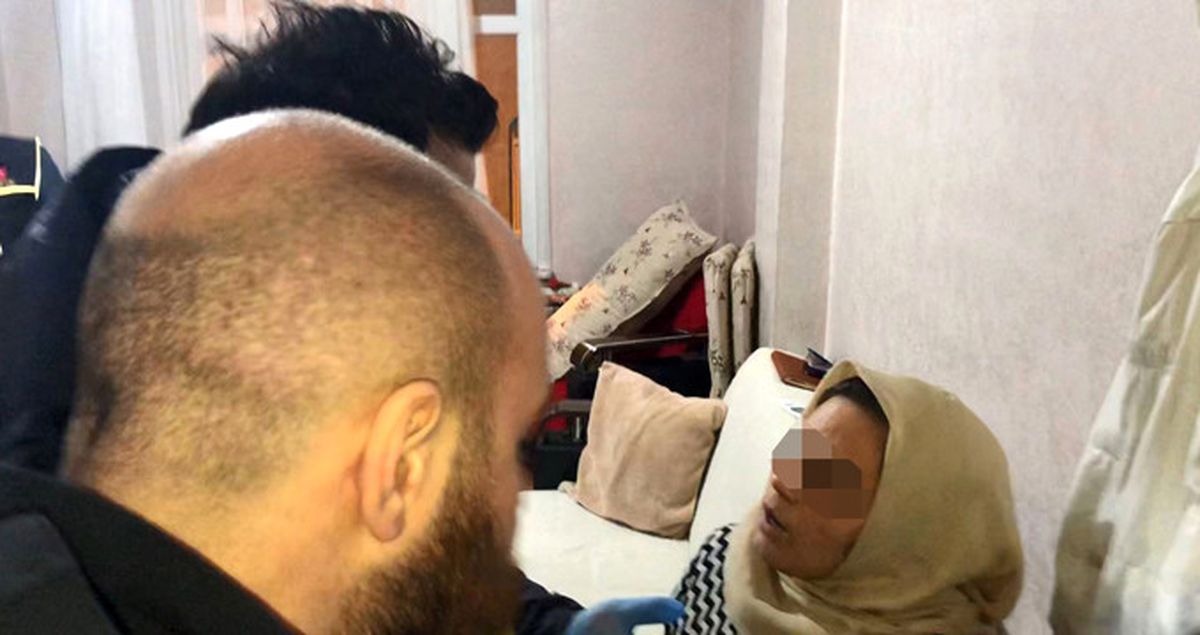Narkotik Baskınında 9 Yaşındaki Çocuğuna Pencereden Uyuşturucuları Attıran Kadın, Polisi İsyan Ettirdi