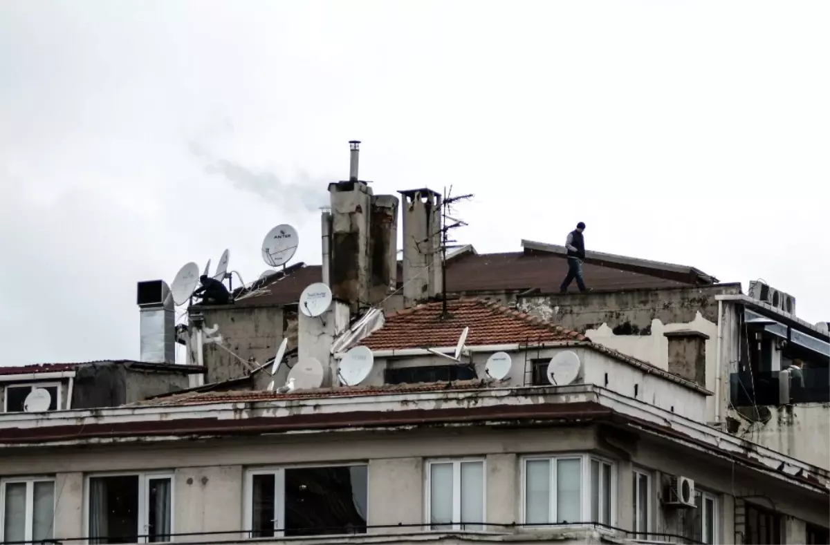 Taksim'de Çatıda Tedbirsiz Anten Tamiri Yürekleri Ağza Getirdi