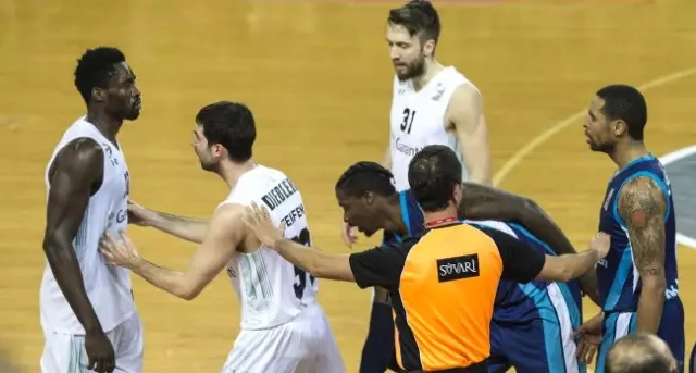 TBF Disiplin Kurulu, Rakip Takım Oyuncusuna Kafa Atan Michael Eric'e 5 Maç Ceza Verdi TBF Disiplin Kurulu, Rakip Takım Oyuncusuna Kafa Atan Michael Eric'e 5 Maç Ceza Verdi