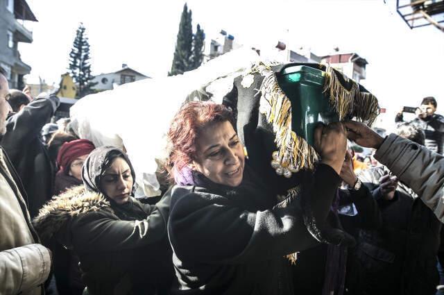 Buket'in Gelinlikli Tabutunu Kadınlar Taşıdı