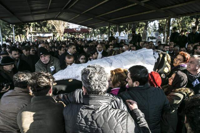 Buket'in Gelinlikli Tabutunu Kadınlar Taşıdı