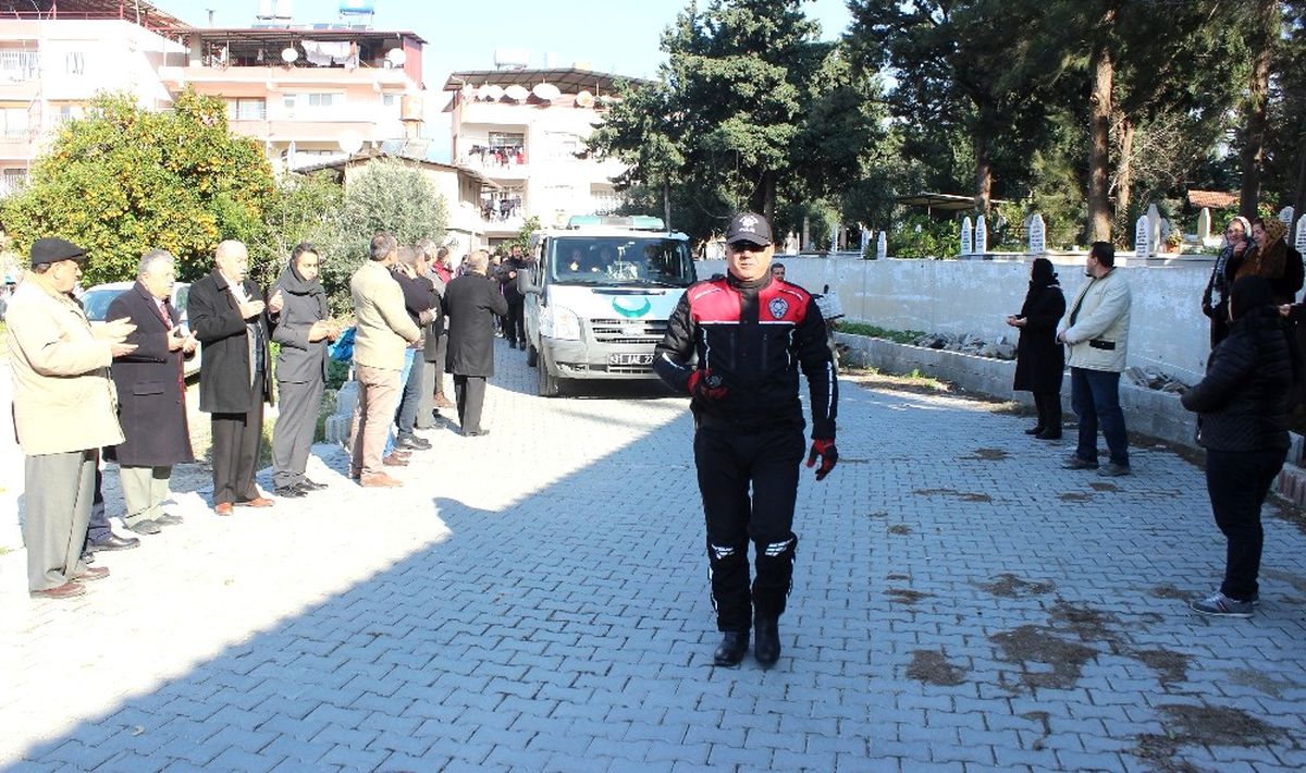 Ukrayna'da Öldürülen Türk Kızının Gelinlikli Tabutunu Kadınlar Taşıdı