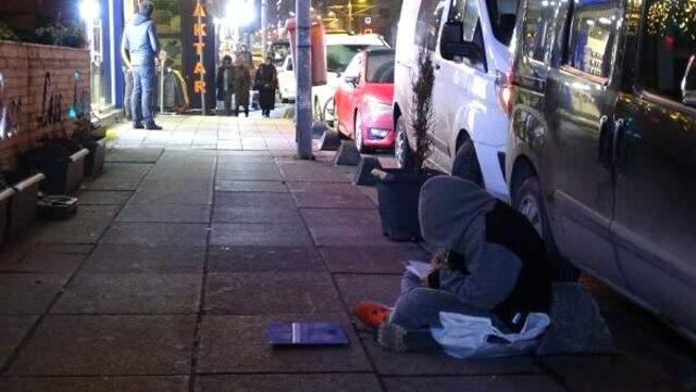 Kaldırımdaki Tartıcı Çocuğun Okuma Azmi, yasamsal Medyayı Salladı