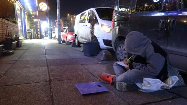 Kaldırımdaki Tartıcı Çocuğun Okuma Azmi, yasamsal Medyayı Salladı