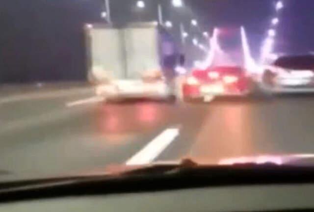 Köprüde Makas Atarak İlerleyen Trafik Magandasının Ölümden Döndüğü Anlar Kameralara Yansıdı