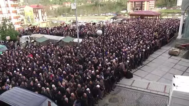 Soylu, Cumhurbaşkanı Başdanışmanı Minder'in Annesinin Cenaze Törenine Katıldı (2) Soylu, Cumhurbaşkanı Başdanışmanı Minder'in Annesinin Cenaze Törenine Katıldı (2)