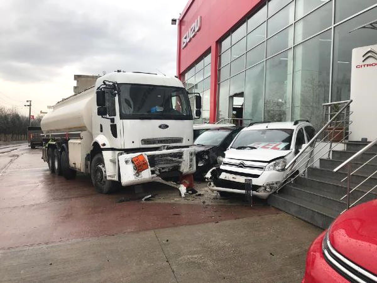 Tanker, Oto Galeri Önündeki Araçlara Çarptı