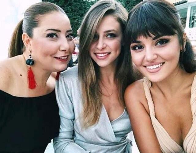 Annesinin Vefat Haberiyle Sarsılan Hande Erçel, Hastaneye Kaldırıldı