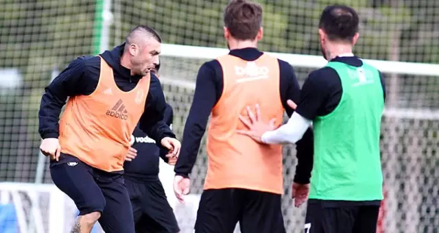 Beşiktaş'ın Greuther Fürth ile Oynayacağı Hazırlık Maçı Yoğun Yağmur Yağışı Nedeniyle İptal Edildi Beşiktaş'ın Greuther Fürth ile Oynayacağı Hazırlık Maçı Yoğun Yağmur Yağışı Nedeniyle İptal Edildi